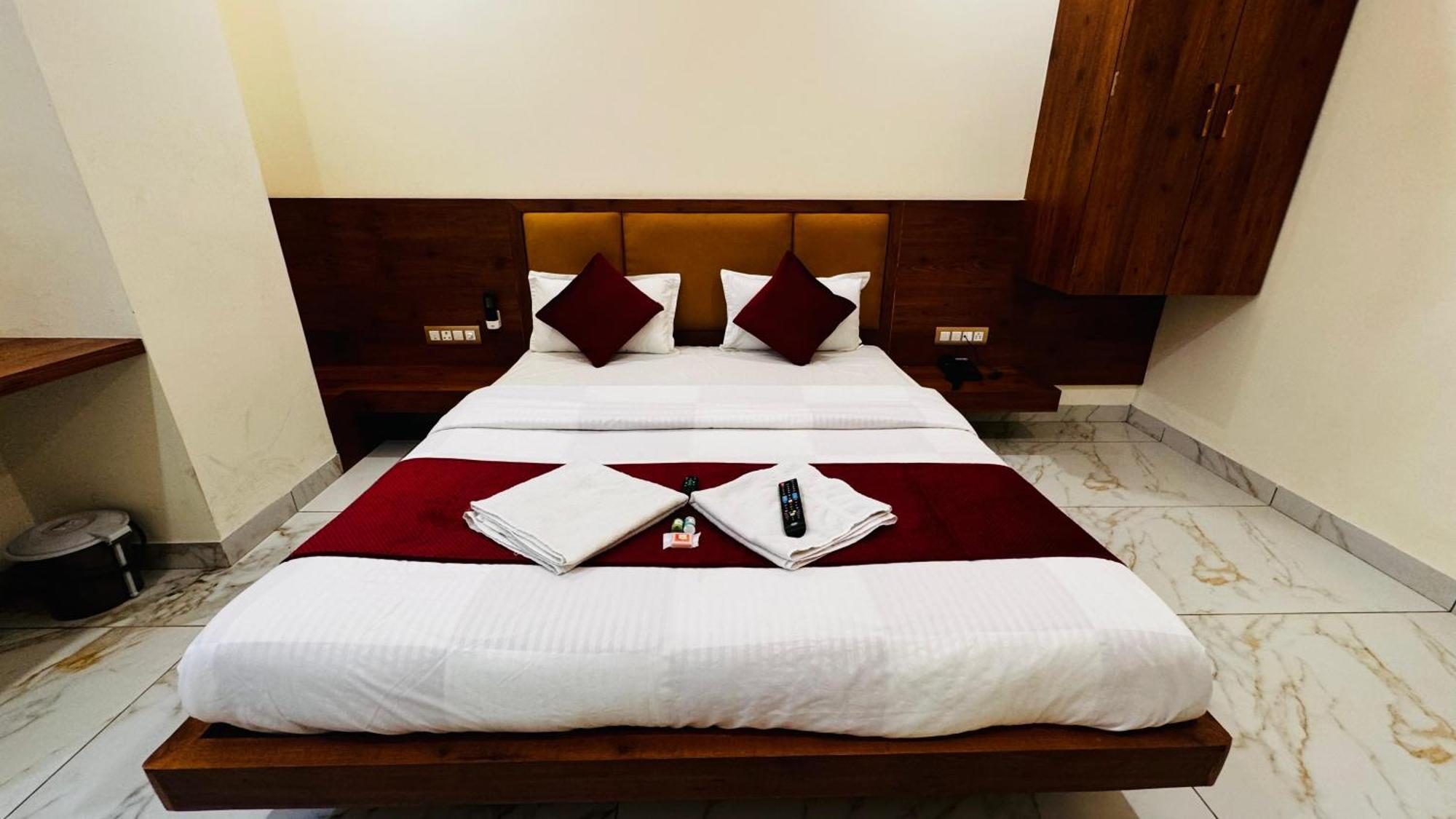 אויאיין Hotel Prakasham מראה חיצוני תמונה
