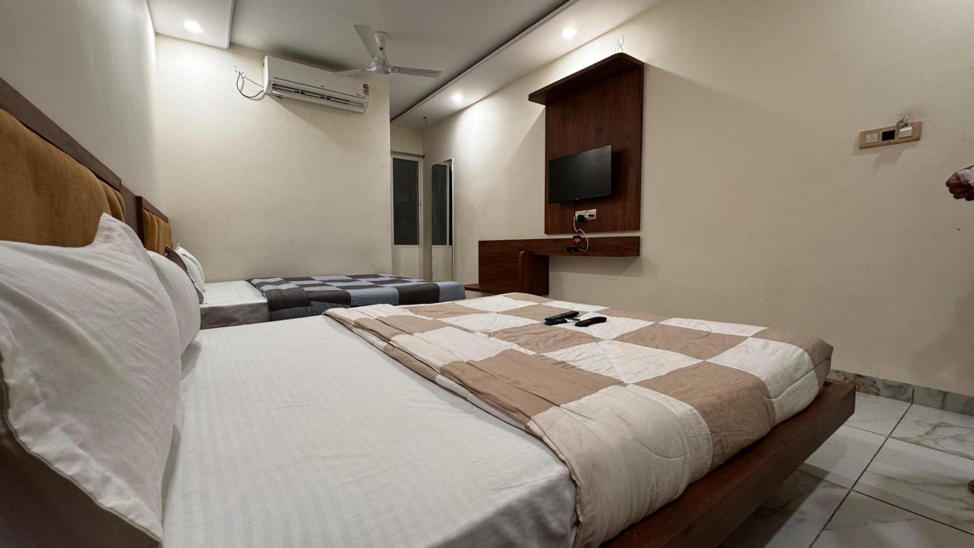 אויאיין Hotel Prakasham מראה חיצוני תמונה